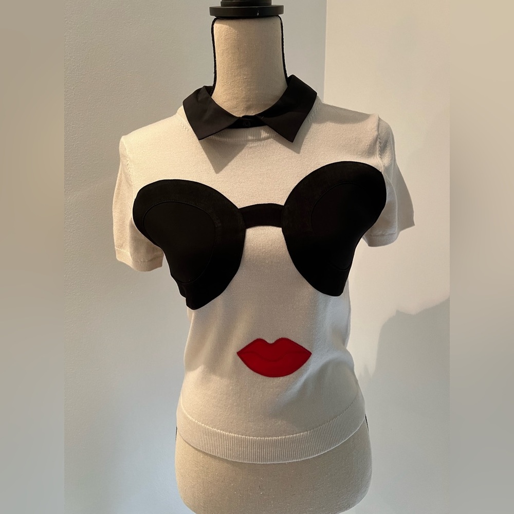Alice + Olivia Women's Linden Soft White Stace Face Short Sleeve Sweater Top